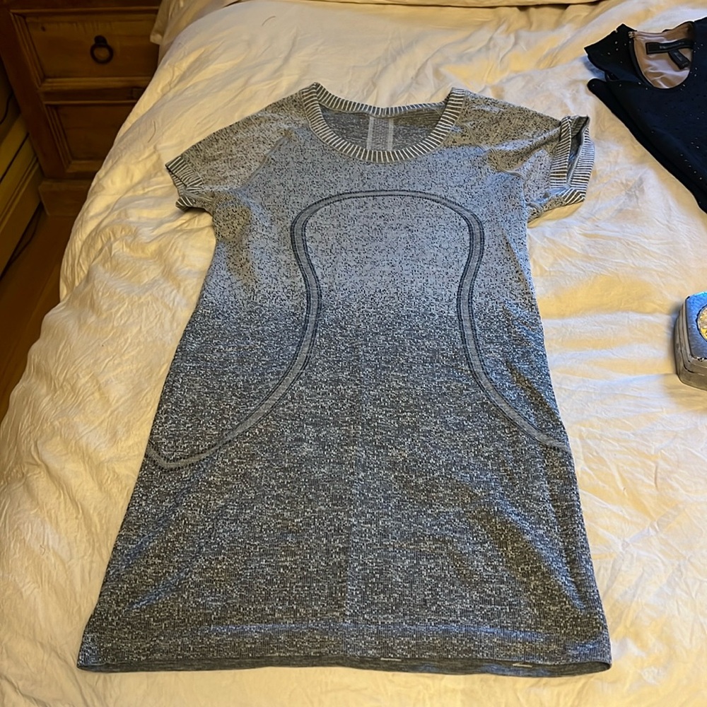 Lululemon swiftly tee. Size 4 (no tag) only worn a couple of times. EUC